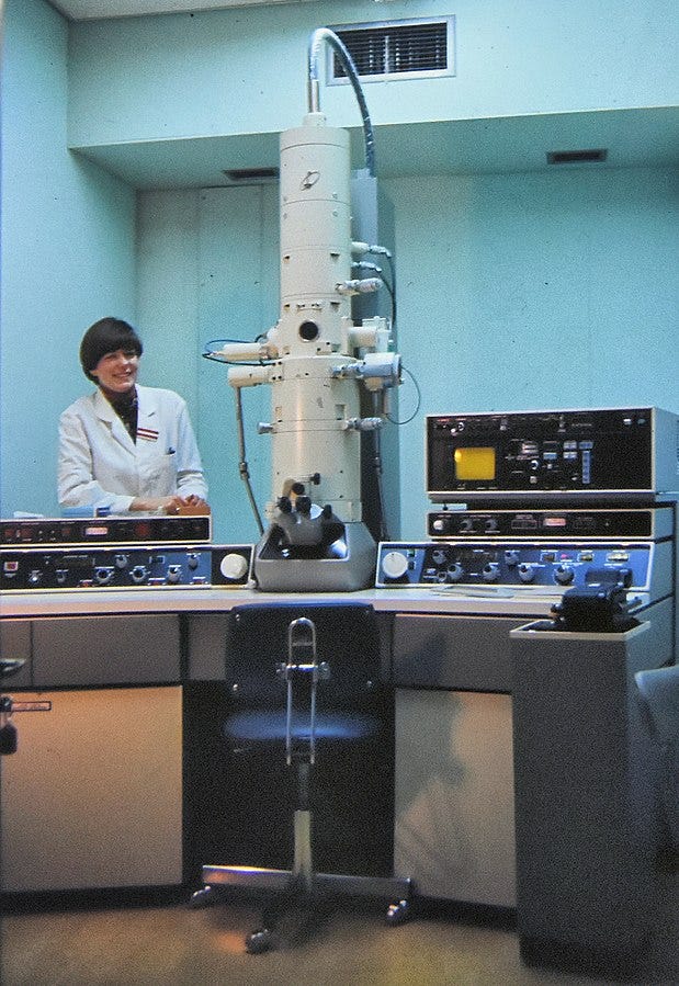 An electron microscope in action