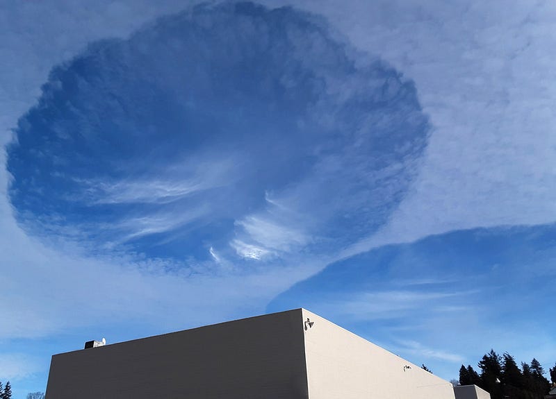 Unique formation of fall streak hole clouds